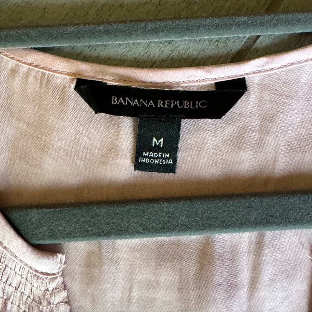 Banana Republic Blush Pink Satin Sleeveless Blouse Size M 19"x24" - Picture 3 of 3